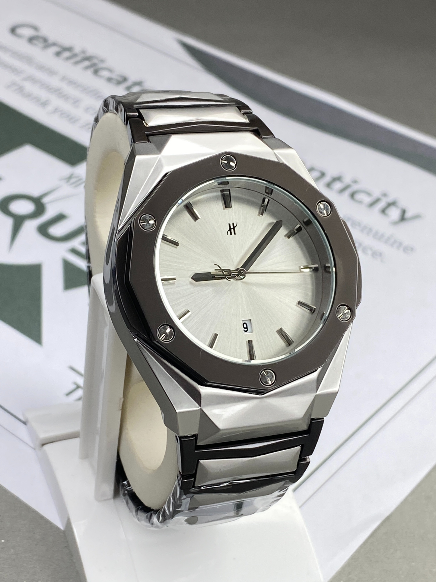 Hublot Geneve Chain Watch For Men With Date Display and Butterfly Lock