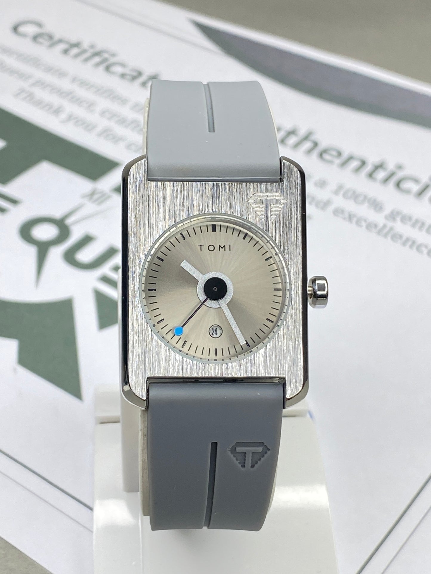 TOMI T-022 Analog Stainless Steel Case Silicone Straps Watch For Men