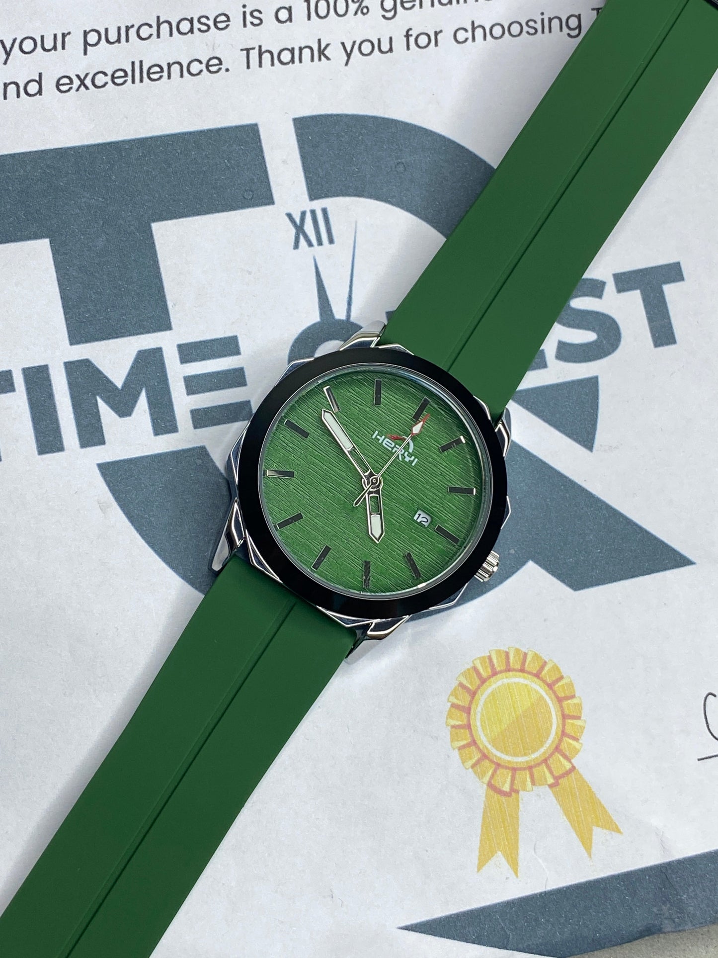 Heyri Slim Design Magnetic Lock & Silicone Straps Watch