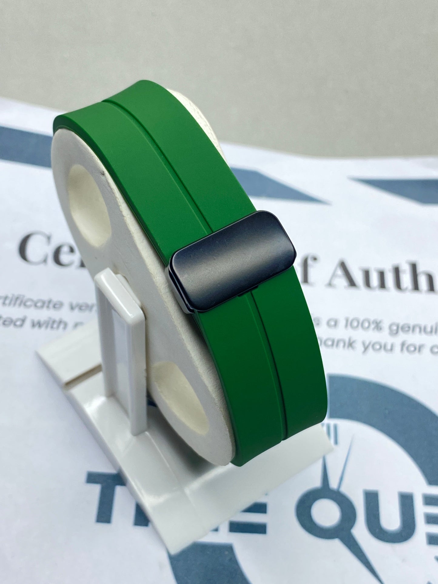 Heyri Slim Design Magnetic Lock & Silicone Straps Watch