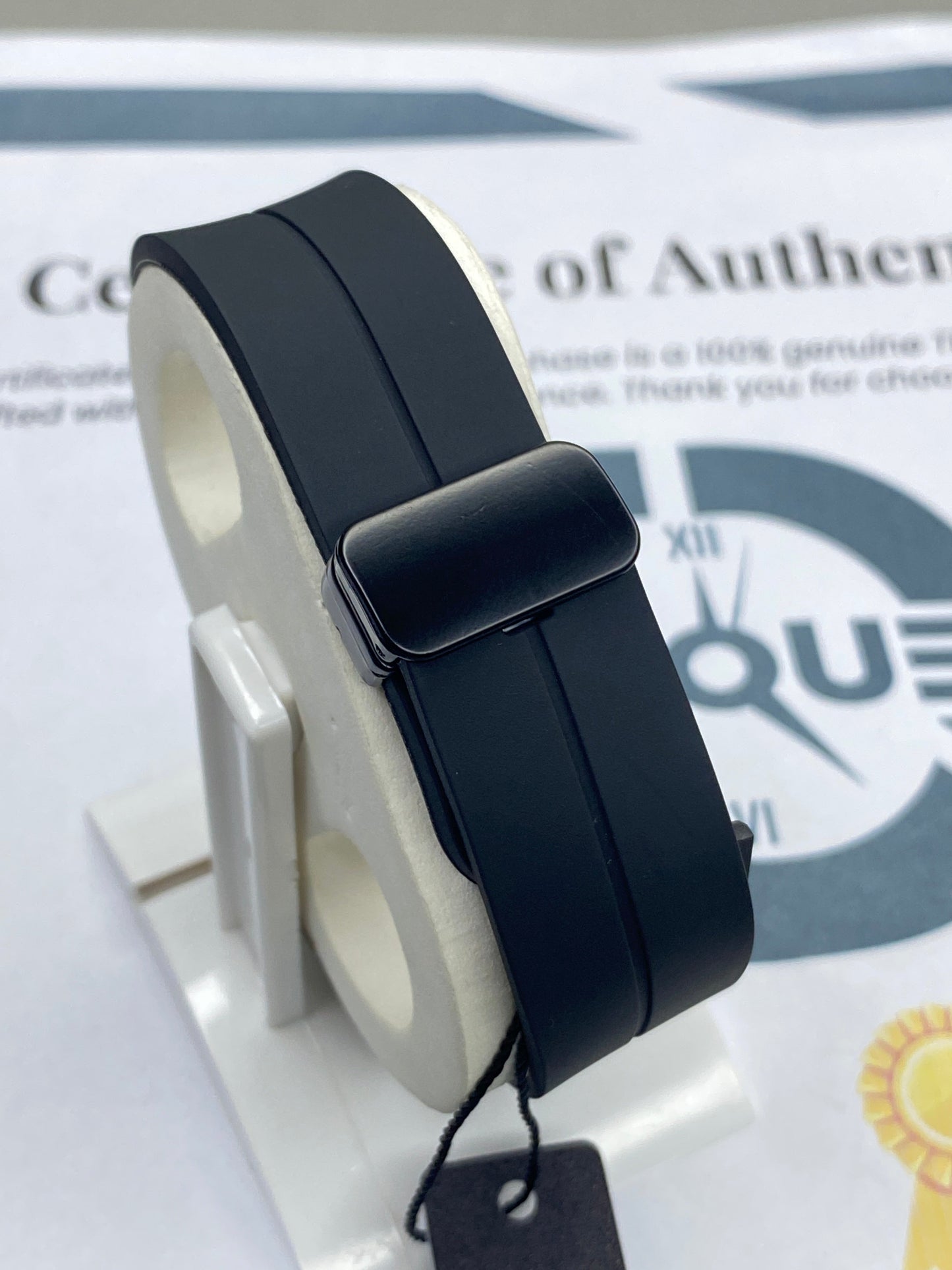 Heyri - Magnetic Lock & Silicone Straps Watch