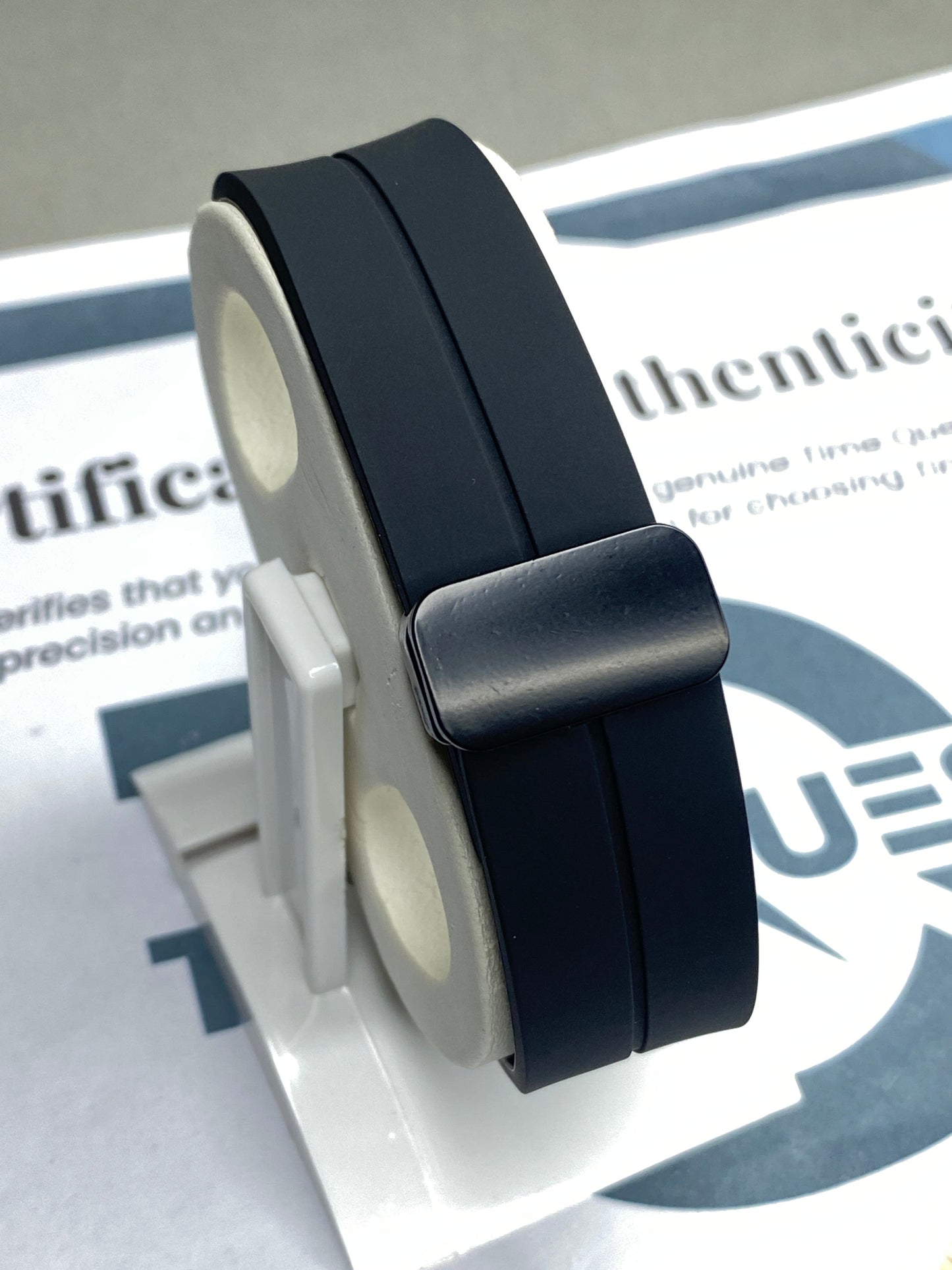 Heyri - Texture Design Magnetic Lock & Silicone Straps Wrist Watch For Men