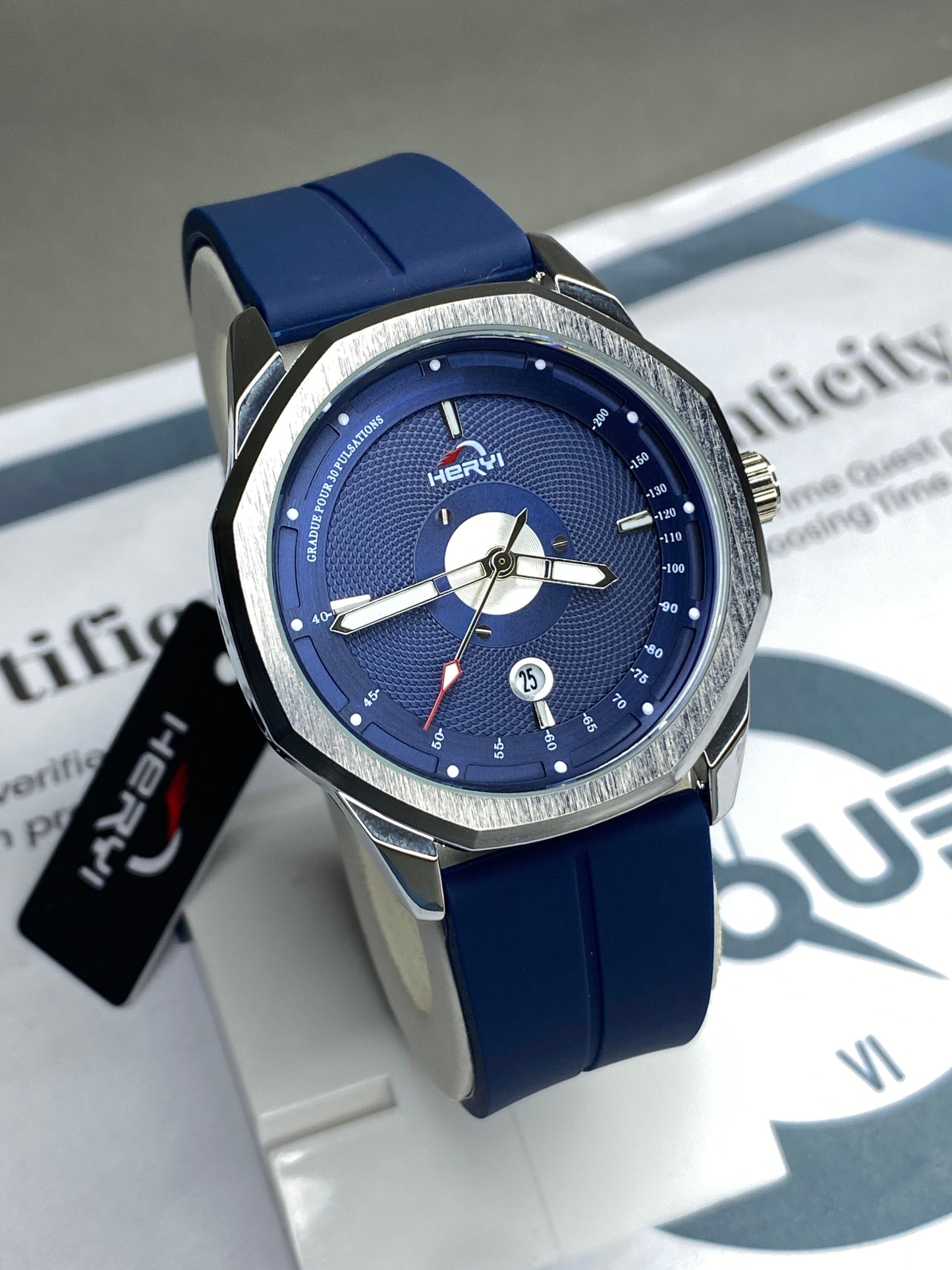 Heyri - Texture Design Magnetic Lock & Silicone Straps Wrist Watch For Men