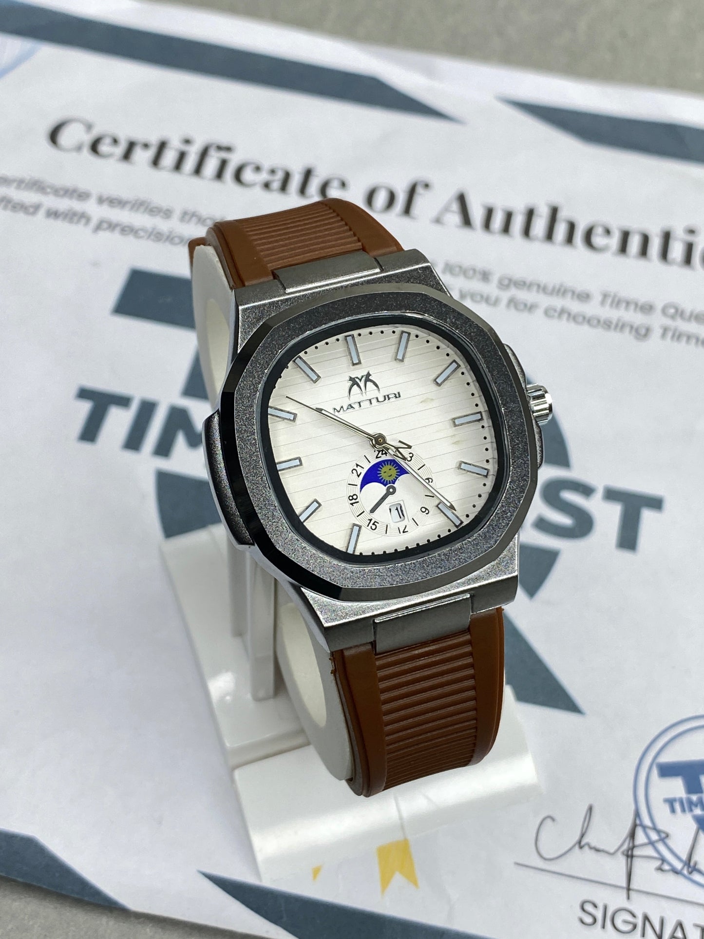 MATTURI Men’s Analog Watch with Date Display and Durable Rubber Strap