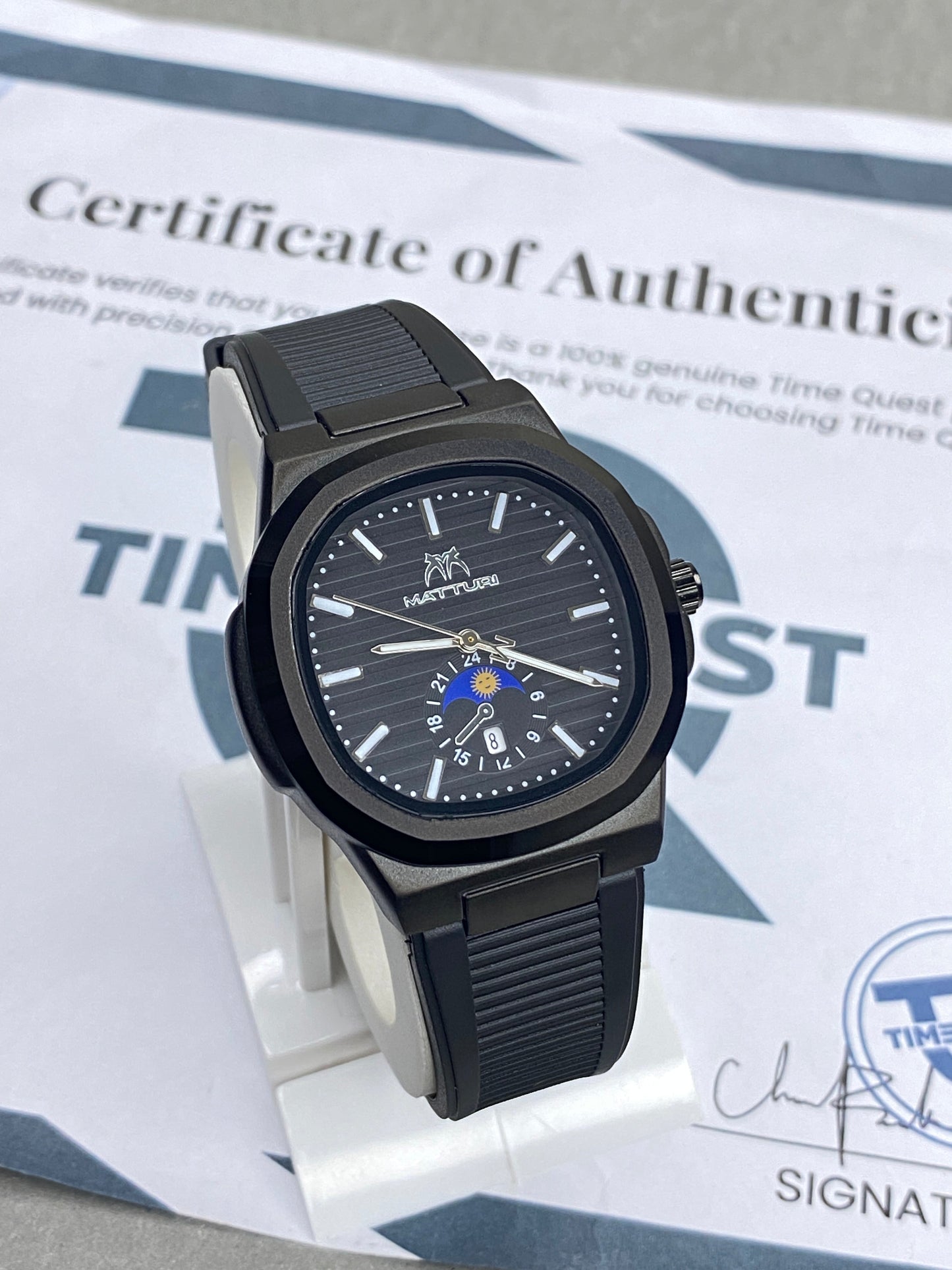 MATTURI Men’s Analog Watch with Date Display and Durable Rubber Strap