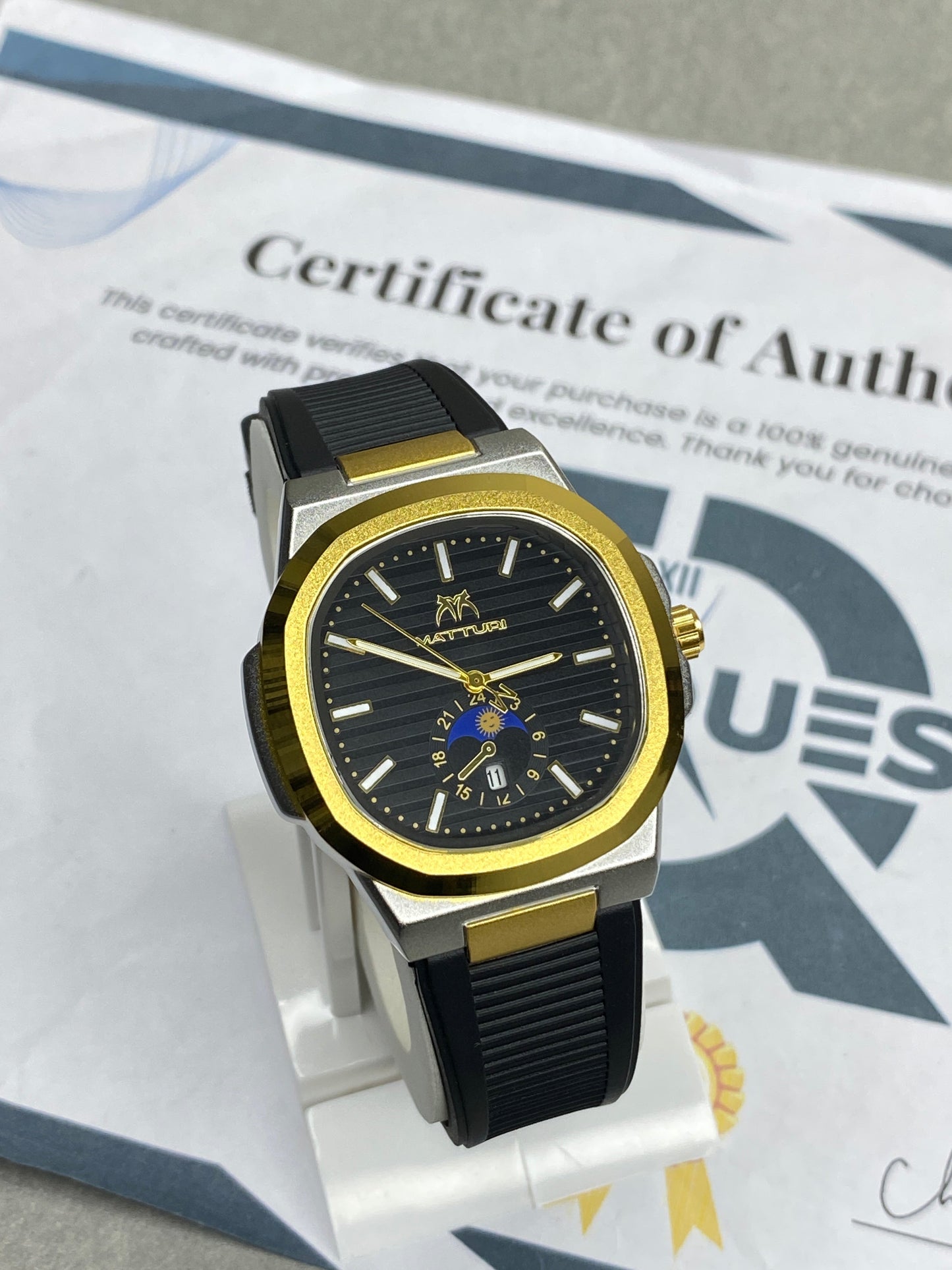 MATTURI Men’s Analog Watch with Date Display and Durable Rubber Strap